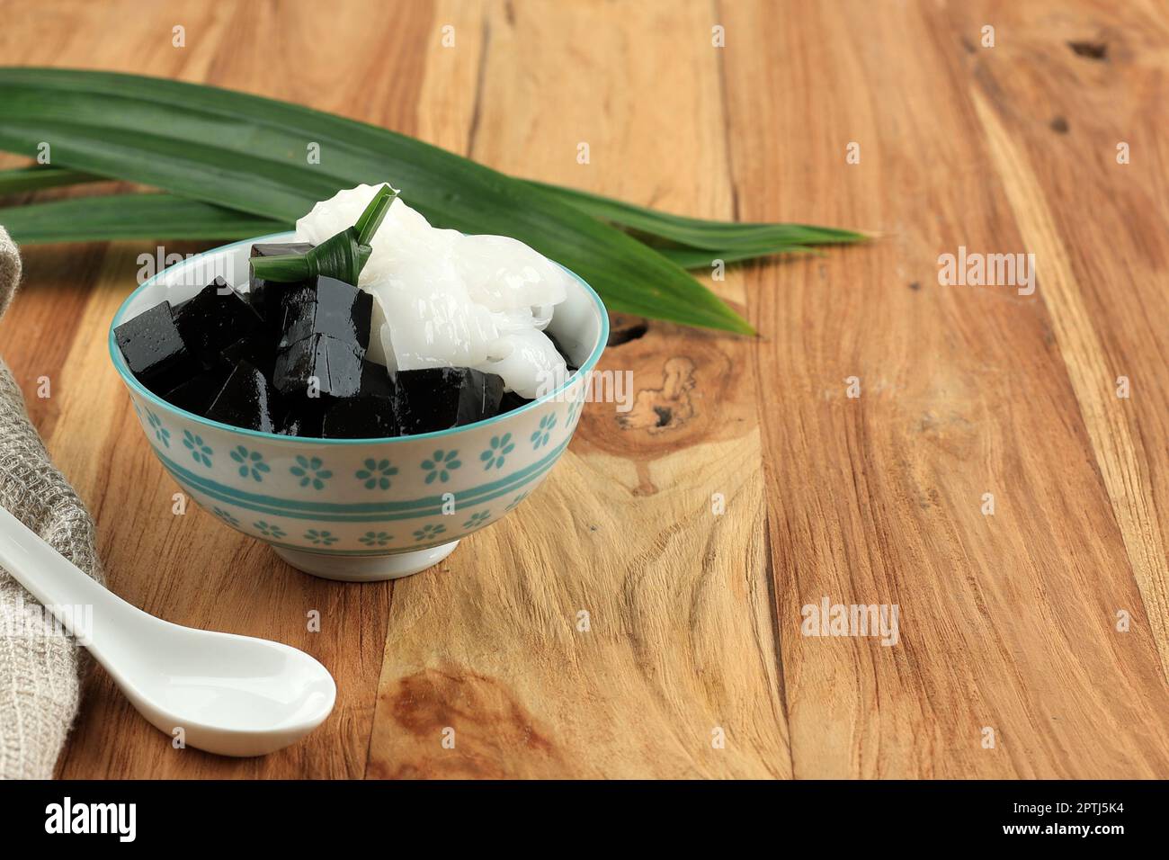 Gelatina di erba nera con carne di cocco, dessert asiatici popolari Foto Stock