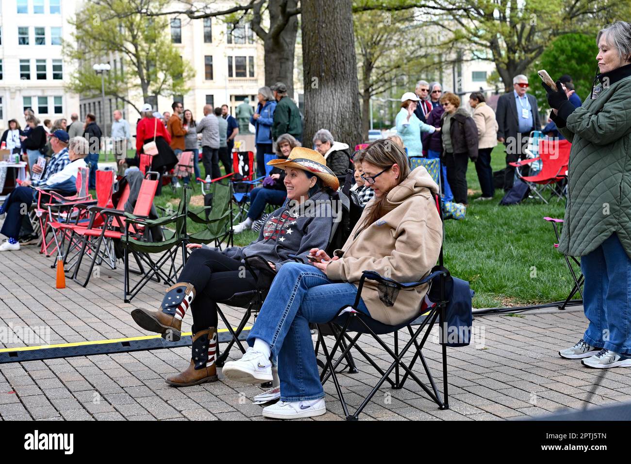 TOPEKA, KANSAS - 23 APRILE 2023 adoratori rilassarsi prima dell'inizio del TPUSA Faith and Let US Adorazione Tour presso la Statehouse Foto Stock
