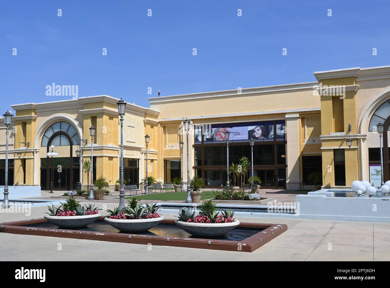 BUENA PARK, CALIFORNIA - 27 Apr 2023: Il Buena Park Downtown comprende il Buena Park Mall, il Buena Park Place e il Buena Park Entertainment Center. Foto Stock