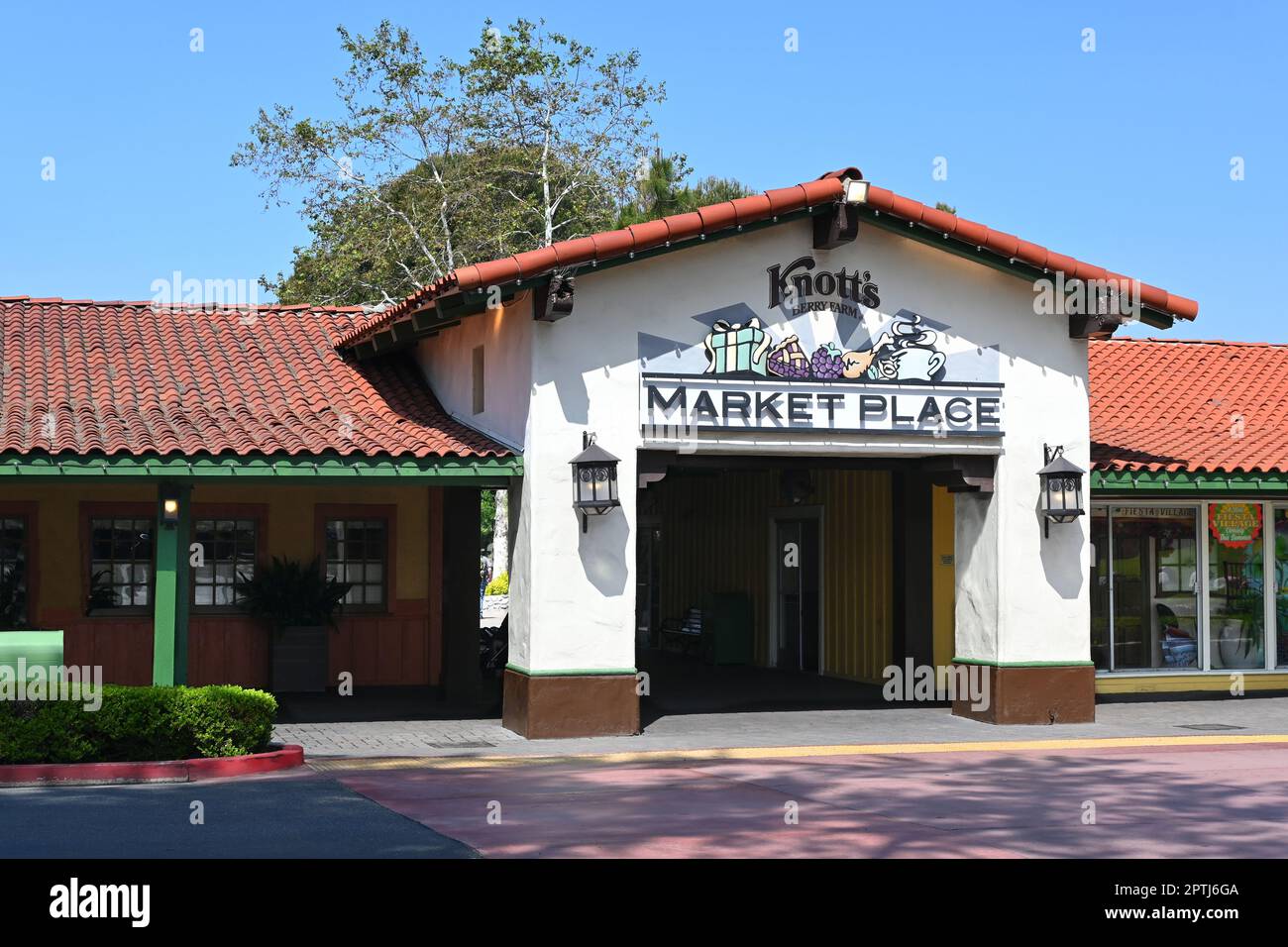 BUENA PARK, CALIFORNIA - 27 aprile 2023: The Marketplace al parco divertimenti Knotts Berry Farm, casa della signora Knotts Chicken Dinner Restaurant e Virginias Foto Stock