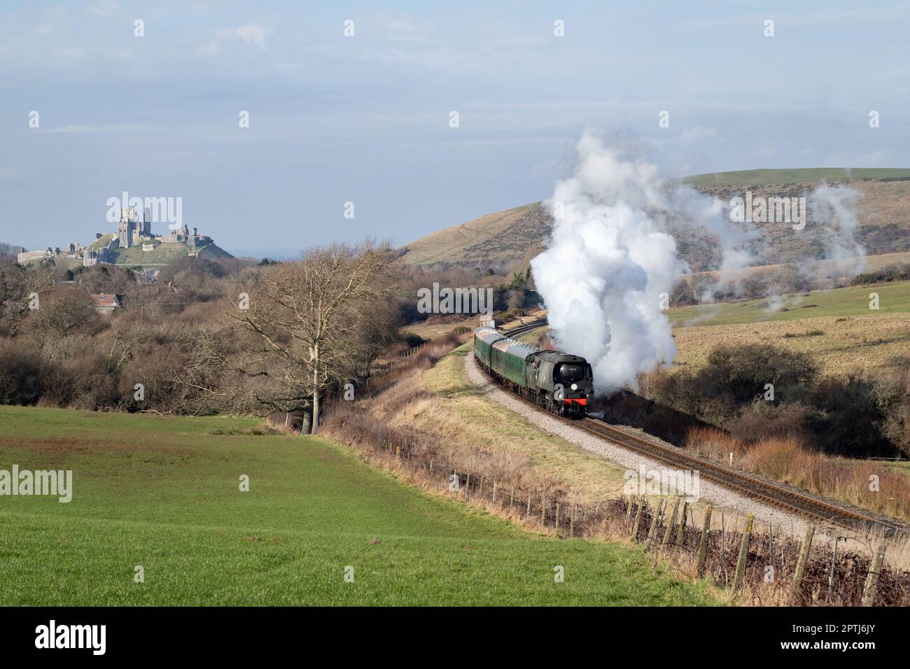 Locomotiva a vapore 34070 Manston si allontana dal Castello di Corfe, Swanage Railway Foto Stock