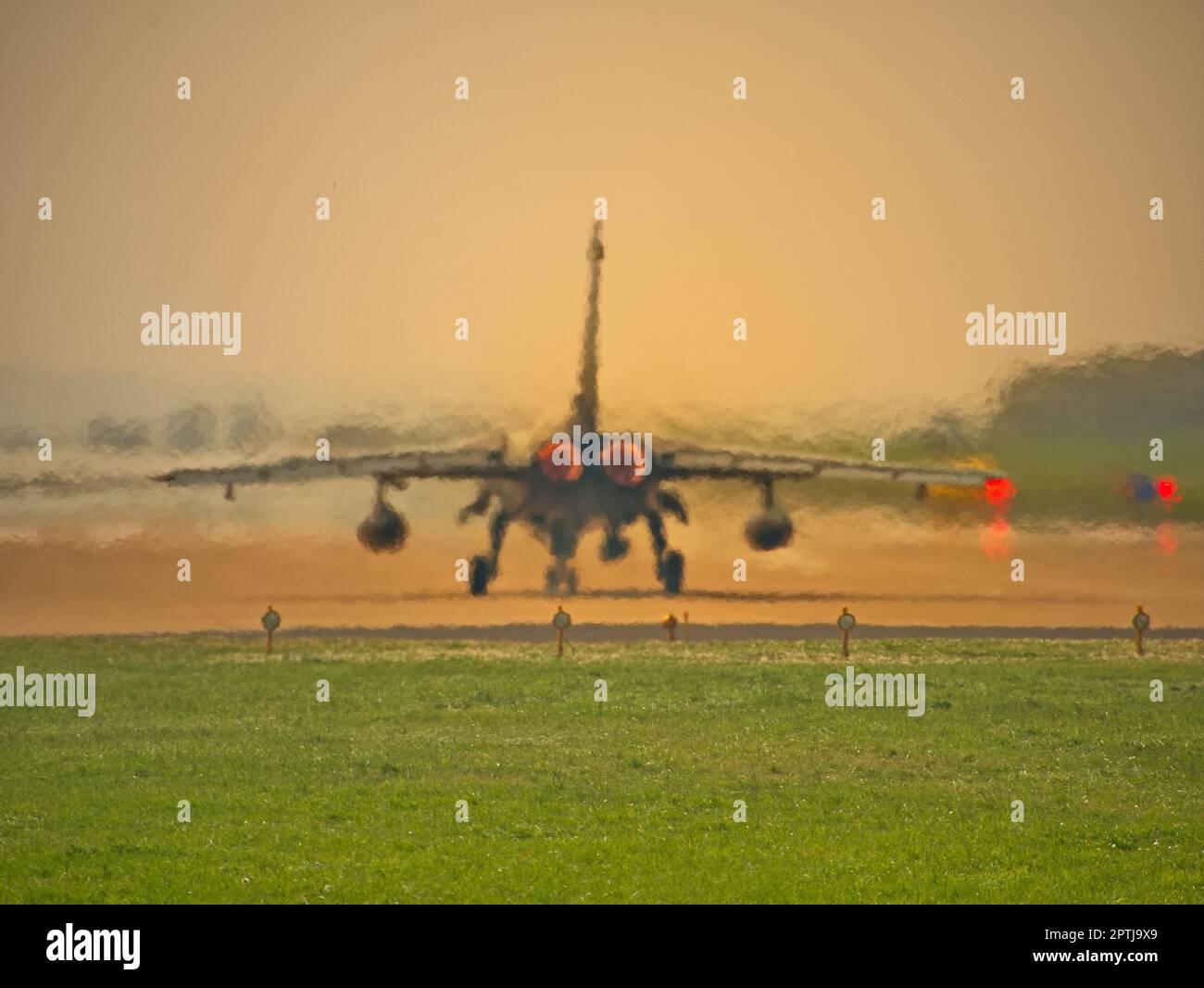Un Airbus A400M dell'Aeronautica militare tedesca vola in basso sul paesaggio, mostrando la sua enorme capacità di trasporto, la sua forza e la sua versatilità come ambiente moderno Foto Stock