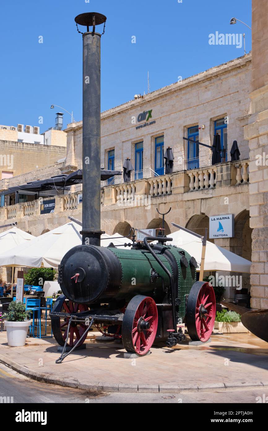 Questa arrugginita locomotiva a vapore di 130 anni è una popolare attrazione turistica fuori dal Museo Marittimo - Vittoriosa, Malta Foto Stock