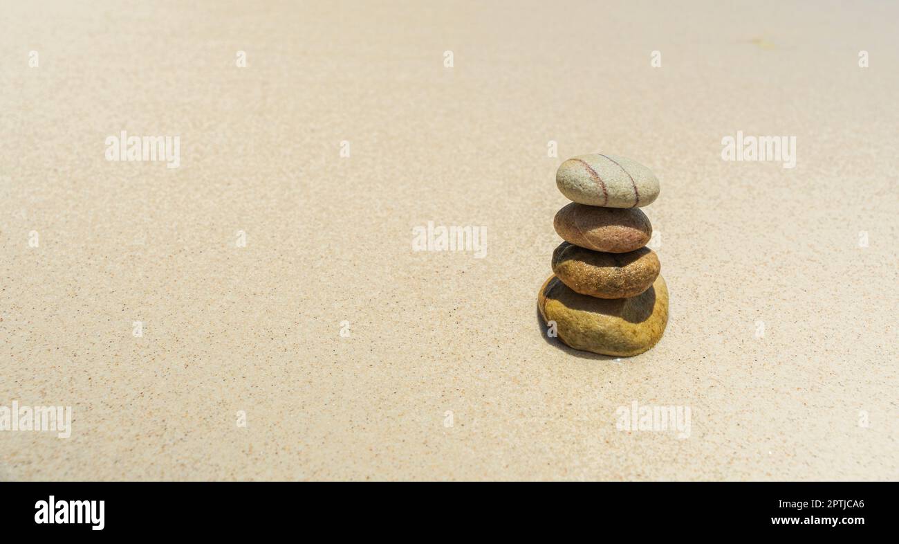 Pietre bilanciate sulla spiaggia. Zen pietre meditazione e relax. Giardino zen giapponese Foto Stock