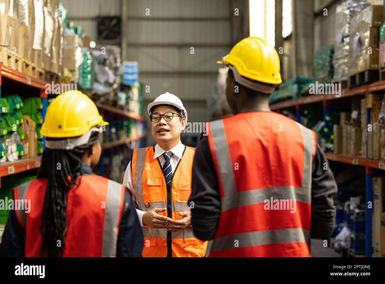 Il responsabile del magazzino valuta le prestazioni individuali del personale. Valutare la qualità del lavoro, i livelli di competenza e le esigenze di miglioramento. Dare guida e direzione. IDE Foto Stock