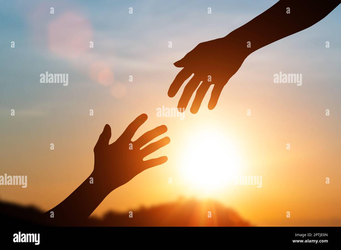 Silhouette di aiutare le mani e sviluppare un'amicizia. giornata internazionale del concetto di pace. aiutare mano ad un amico Foto Stock