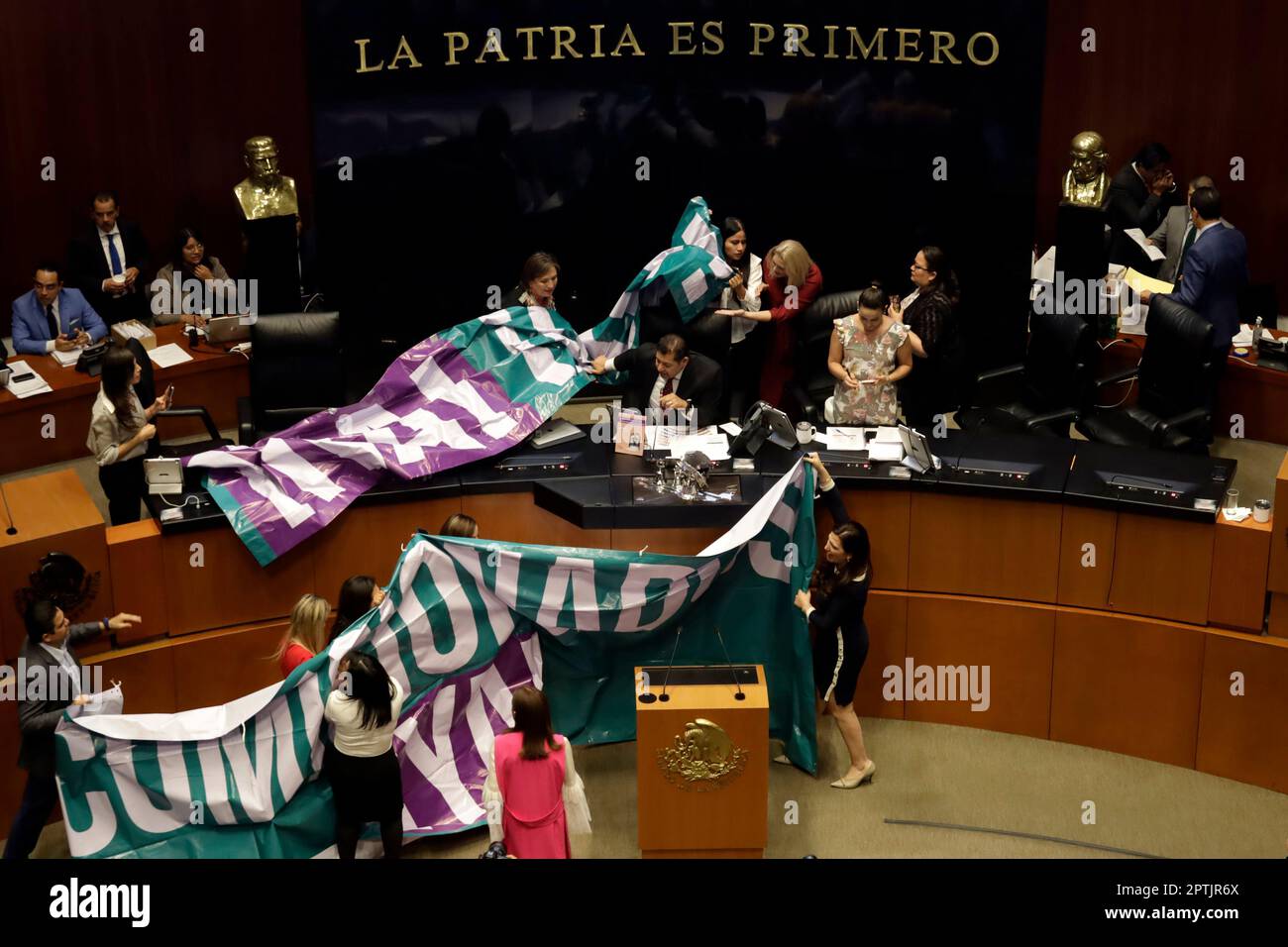 Città del Messico, Messico. 27th Apr, 2023. Il Presidente del Senato Alejandro Armenta Mier presiede la sessione mentre i senatori dell'opposizione prendono il rostro al Senato di Città del Messico. Il 27 aprile 2023 a Città del Messico, Messico (Credit Image: © Luis Barron/eyepix via ZUMA Press Wire) SOLO PER USO EDITORIALE! Non per USO commerciale! Foto Stock