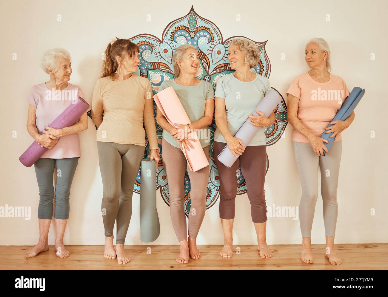 Yoga, fitness e pilates con un gruppo di donne anziane in una classe di esercizio per un allenamento o di formazione per la salute. Zen, benessere ed equilibrio con una donna Foto Stock