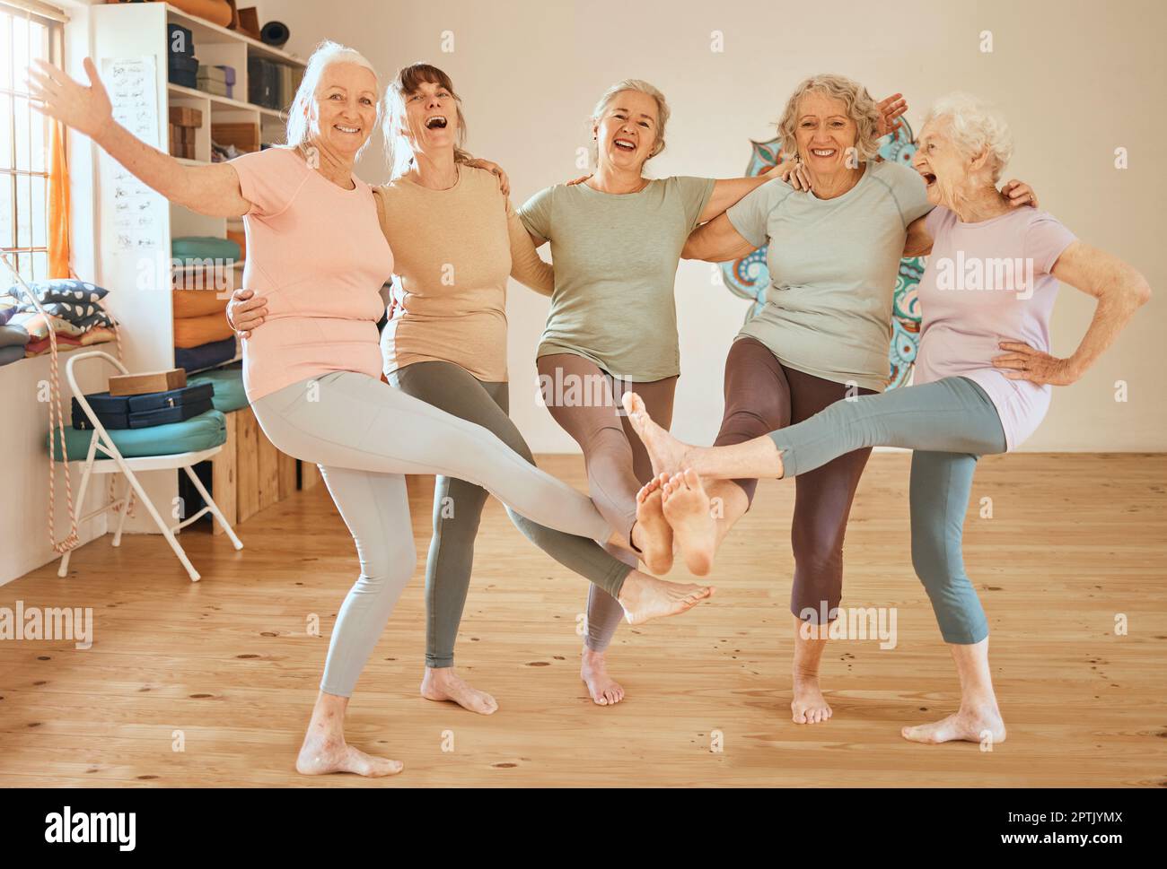Amici, fitness e danza con un gruppo di donne anziane che si divertono insieme in una lezione di esercizi. Palestra, benessere e salute con una squadra femminile matura trai Foto Stock