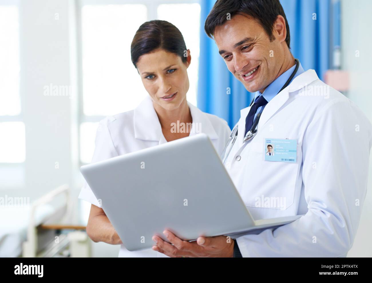 Ottenere il suo input sulla diagnosi. un medico e un assistente infermieristico che guardano insieme un computer portatile Foto Stock