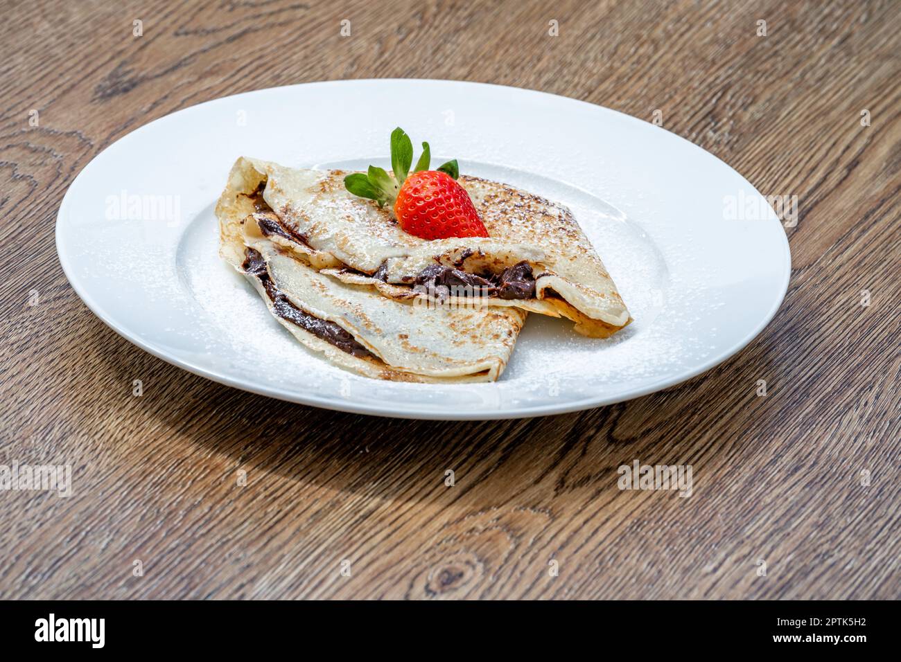 pancake con cioccolato e fragola. Foto Stock