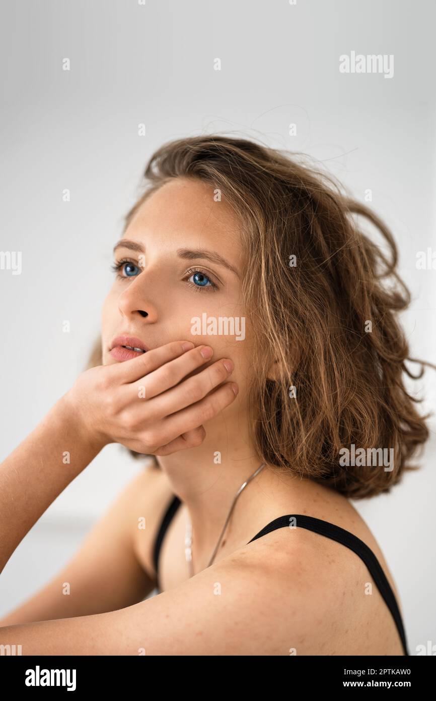 Primo piano portait di ragazza penosa. Foto Stock