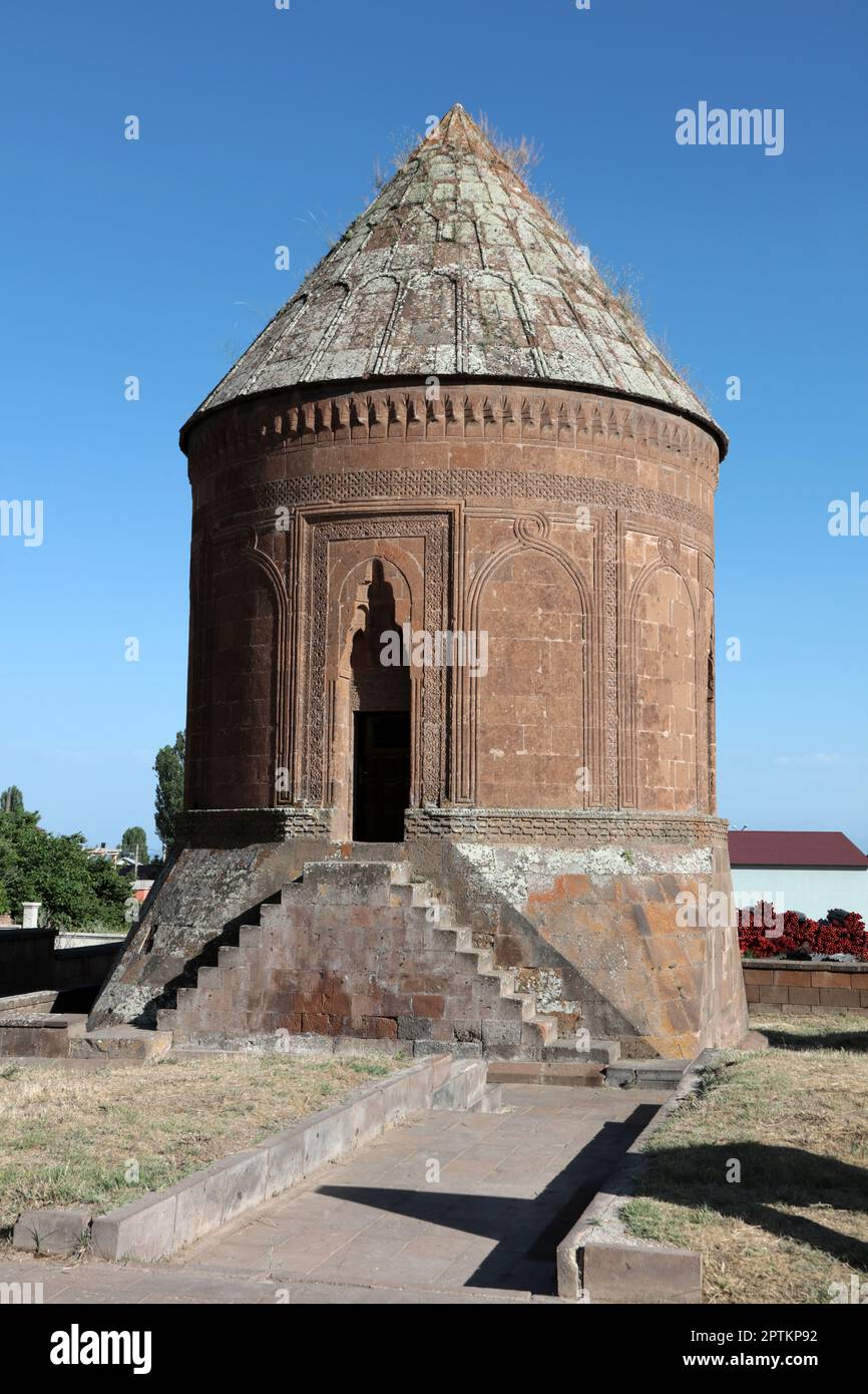La tomba di gSirin Hatun Boğatayaka è anche conosciuta come Double Vaults. La tomba si trova nel quartiere di Ahlat. Ahlat, Bitlis, Turchia. Foto Stock