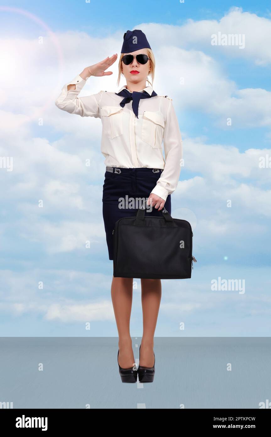 la stewardess in piedi sulla pista e sul cielo blu Foto Stock