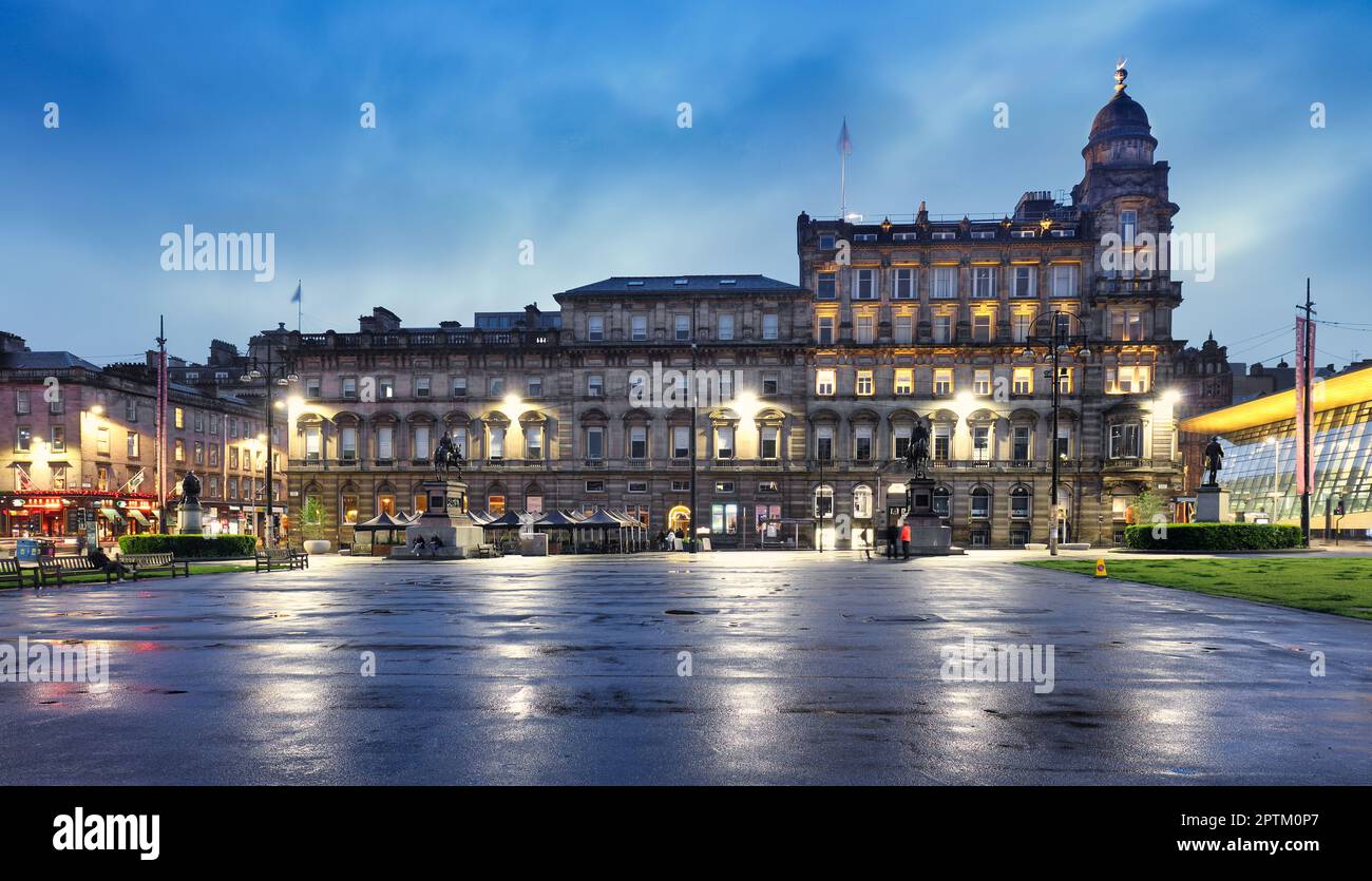 Vista su George Square a Glasgow di notte - Scozia Foto Stock