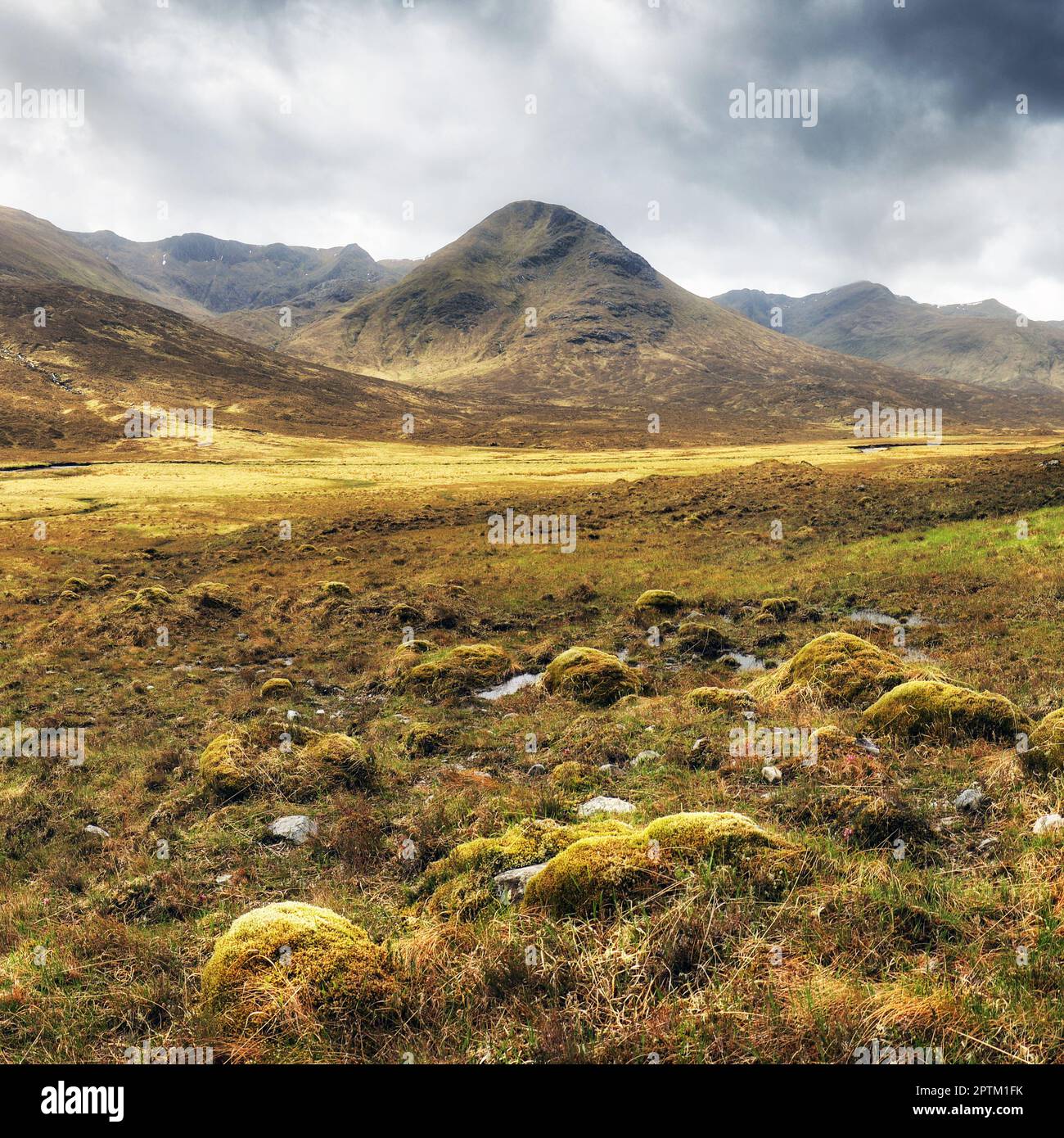 Scozia montagna paesaggio altopiani con cielo scuro Foto Stock