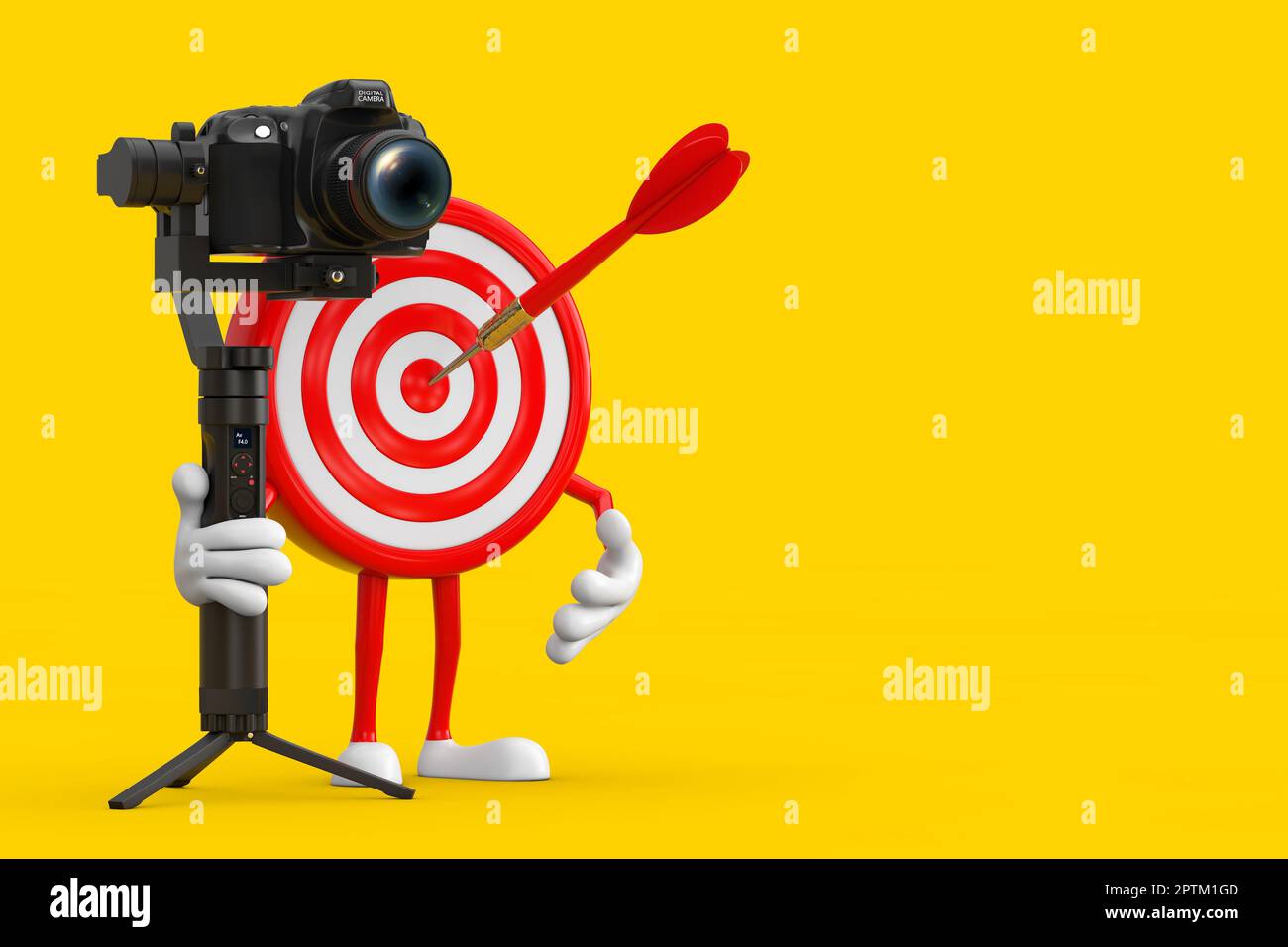Tiro con l'arco Target e Dart in Center Cartoon personaggio Mascot con DSLR o Video Camera stabilizzatore Gimbal sistema treppiede su sfondo giallo. Foto Stock