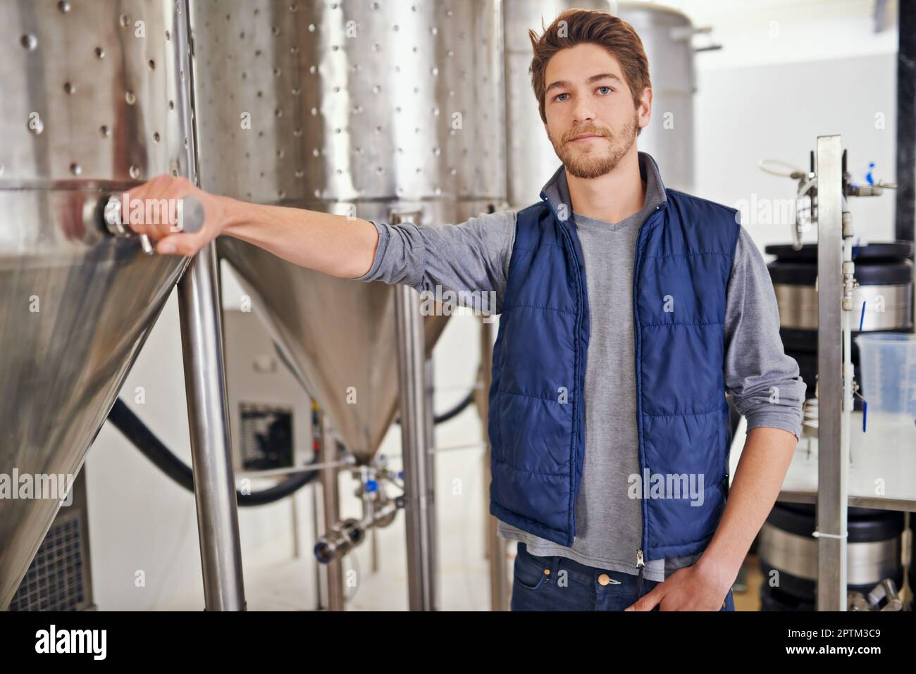 Sono fiero di questa nuova birra. Ritratto di un uomo che lavora in una microbirreria Foto Stock