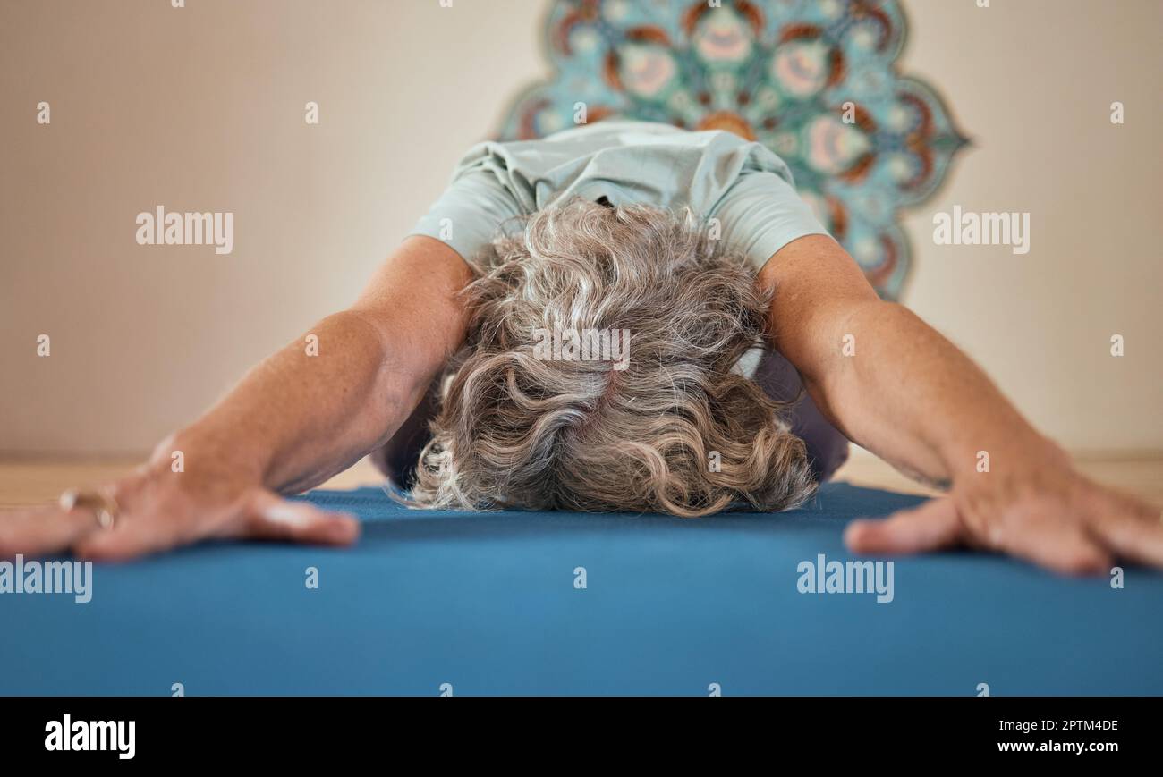 Donna anziana, yoga stretching e piano in palestra esercizio, allenamento o allenamento di routine. Yoga anziano, studio ed equilibrio per il benessere, la salute o. Foto Stock