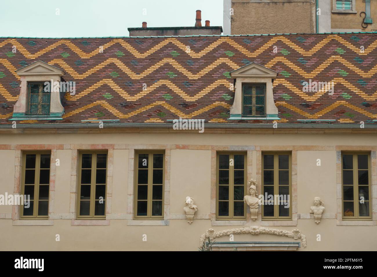 Tegole in vetro policromo a motivi geometrici su un edificio classico, Digione, Francia Foto Stock Tegole in vetro policromo a motivi geometrici su un edificio classico, Digione, Francia Foto Stock