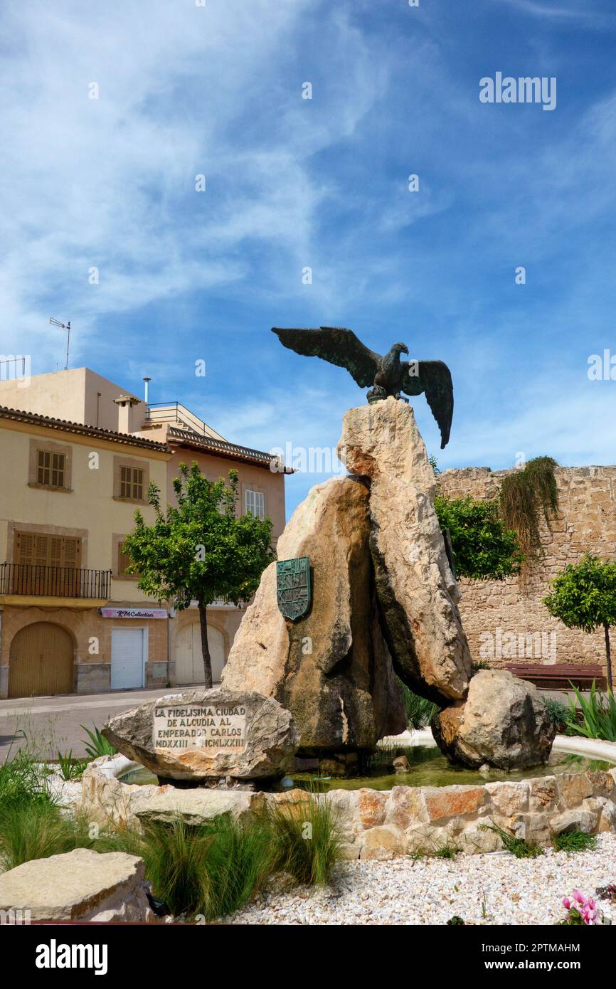 Alcudia, Maiorca, Spagna - 31,Marzo,2023, statua in bronzo di aquila simbolo delle legioni romane nella città medievale di Alcudia, Maiorca, Spagna Foto Stock