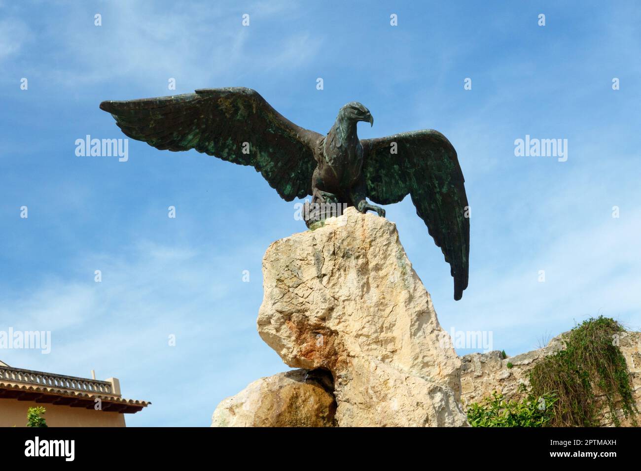 Statua in bronzo di un'aquila che era il simbolo delle legioni romane sulla zona di piazza Carles V nella città di Alcudia, Maiorca, Spagna Foto Stock