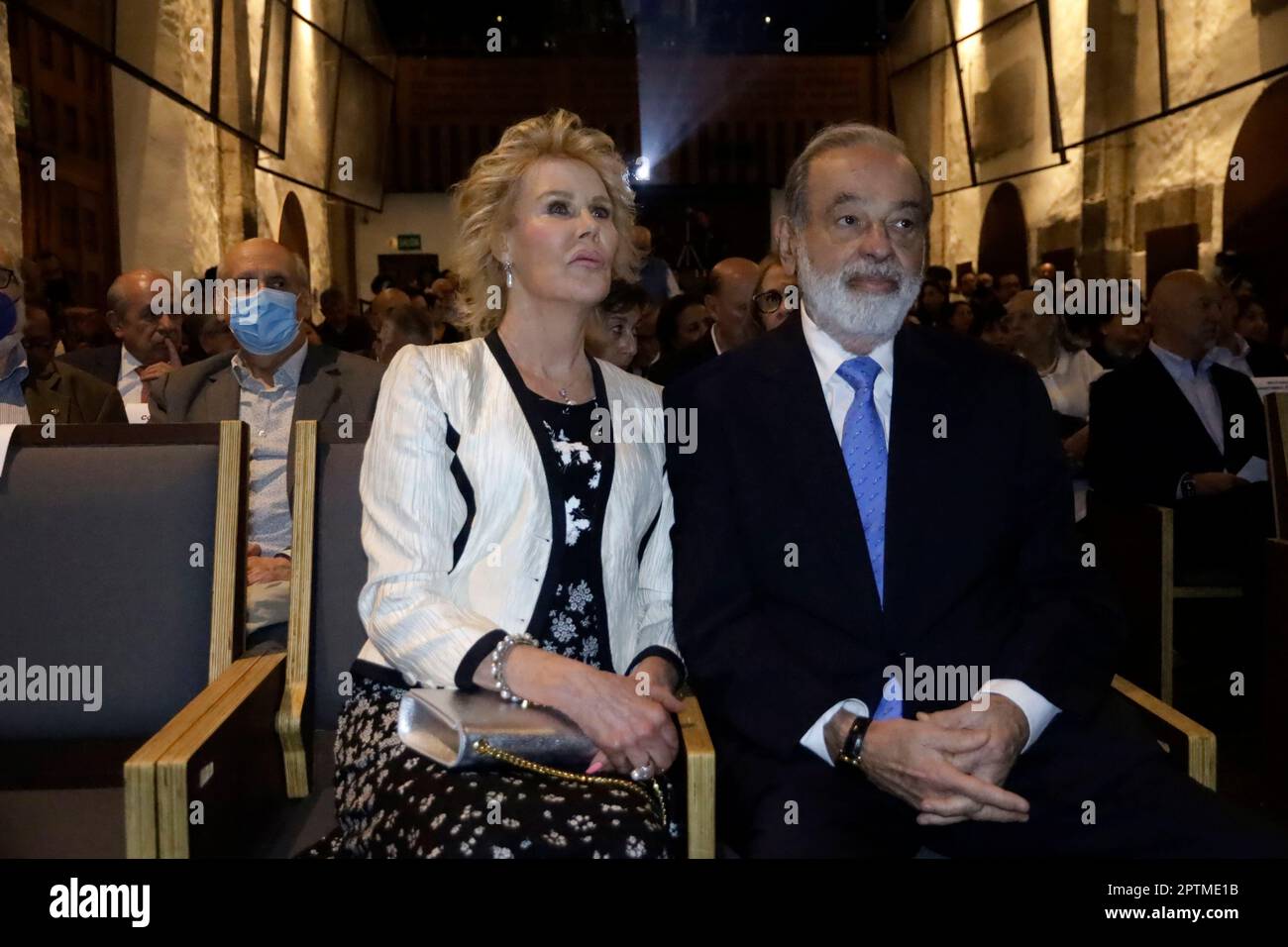 Città del Messico, Messico. 27th Apr, 2023. 27 aprile 2023, Città del Messico, Messico: L'imprenditore Carlos Slim e la sua ragazza Mercedes Sanchez Navarro presso l'Università del Chiostro di Sor Juana a Città del Messico. Il 27 aprile 2023 a Città del Messico (Foto di Luis Barron/Eyepix Group). (Foto di Eyepix/NurPhoto) Credit: NurPhoto SRL/Alamy Live News Foto Stock