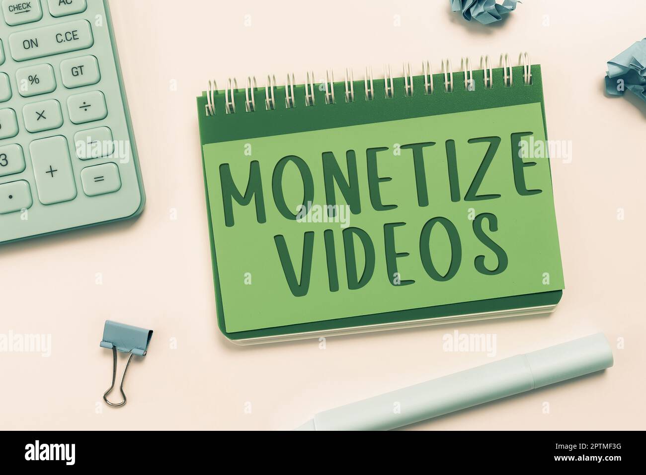 Scrittura di testo Monetizza video, concetto che significa processo di guadagnare denaro dai tuoi video caricati su YouTube Foto Stock