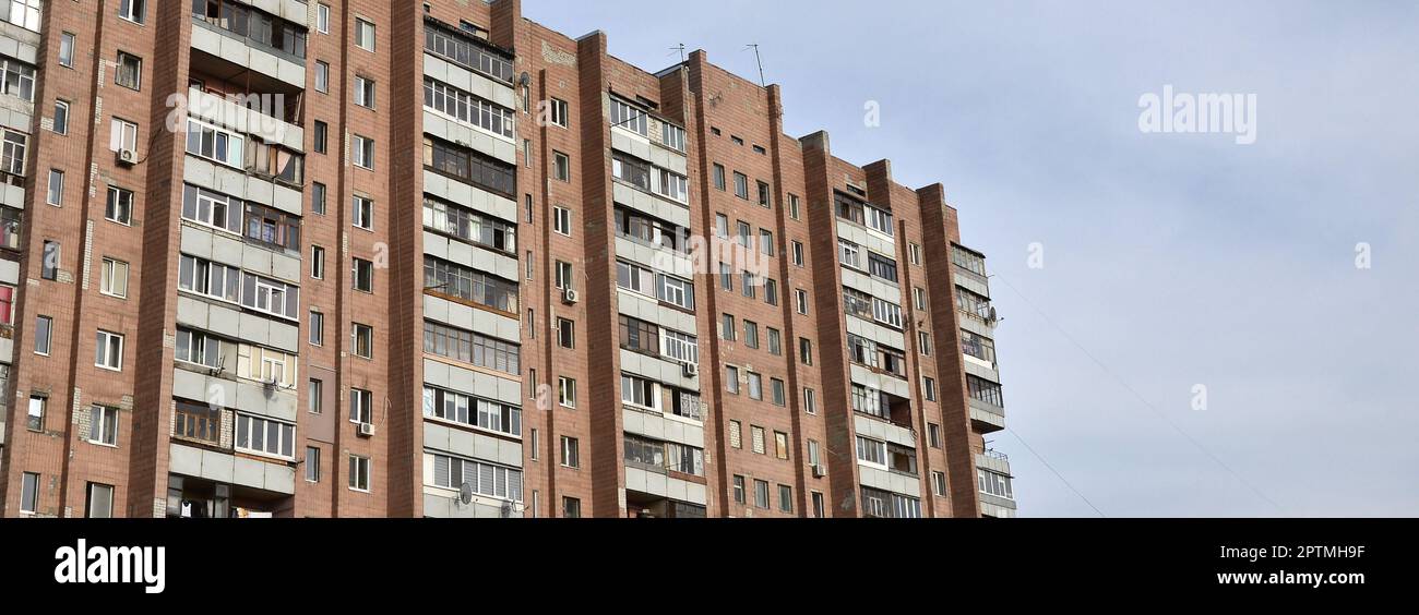 Foto di un vecchio mattone multi-storey apartment house in una mal-regione sviluppata dell'Ucraina o Russia. Obsoleto un edificio a più piani (hostel) contro Foto Stock