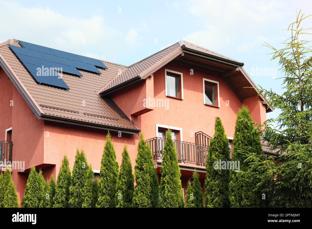 Vista della casa con pannelli solari sul tetto Foto Stock