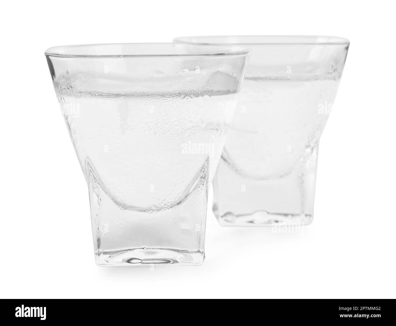 Vodka in bicchierini su sfondo bianco Foto Stock