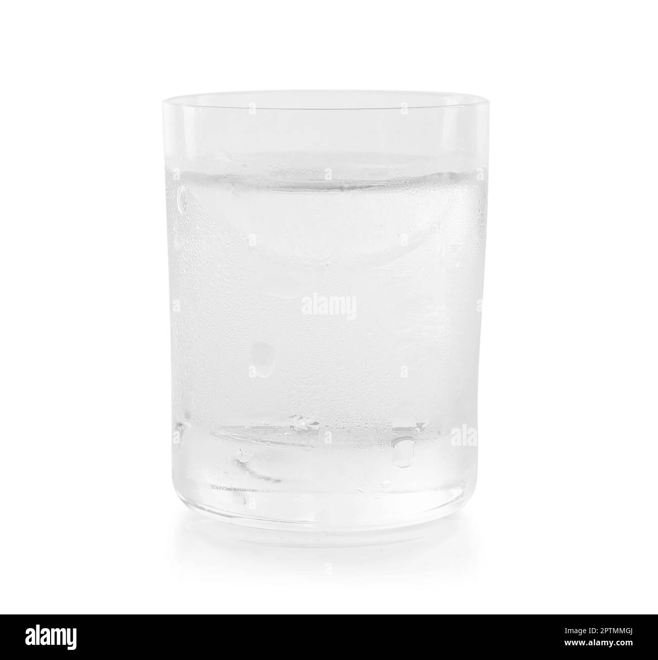 Vodka in bicchierino isolato su bianco Foto Stock