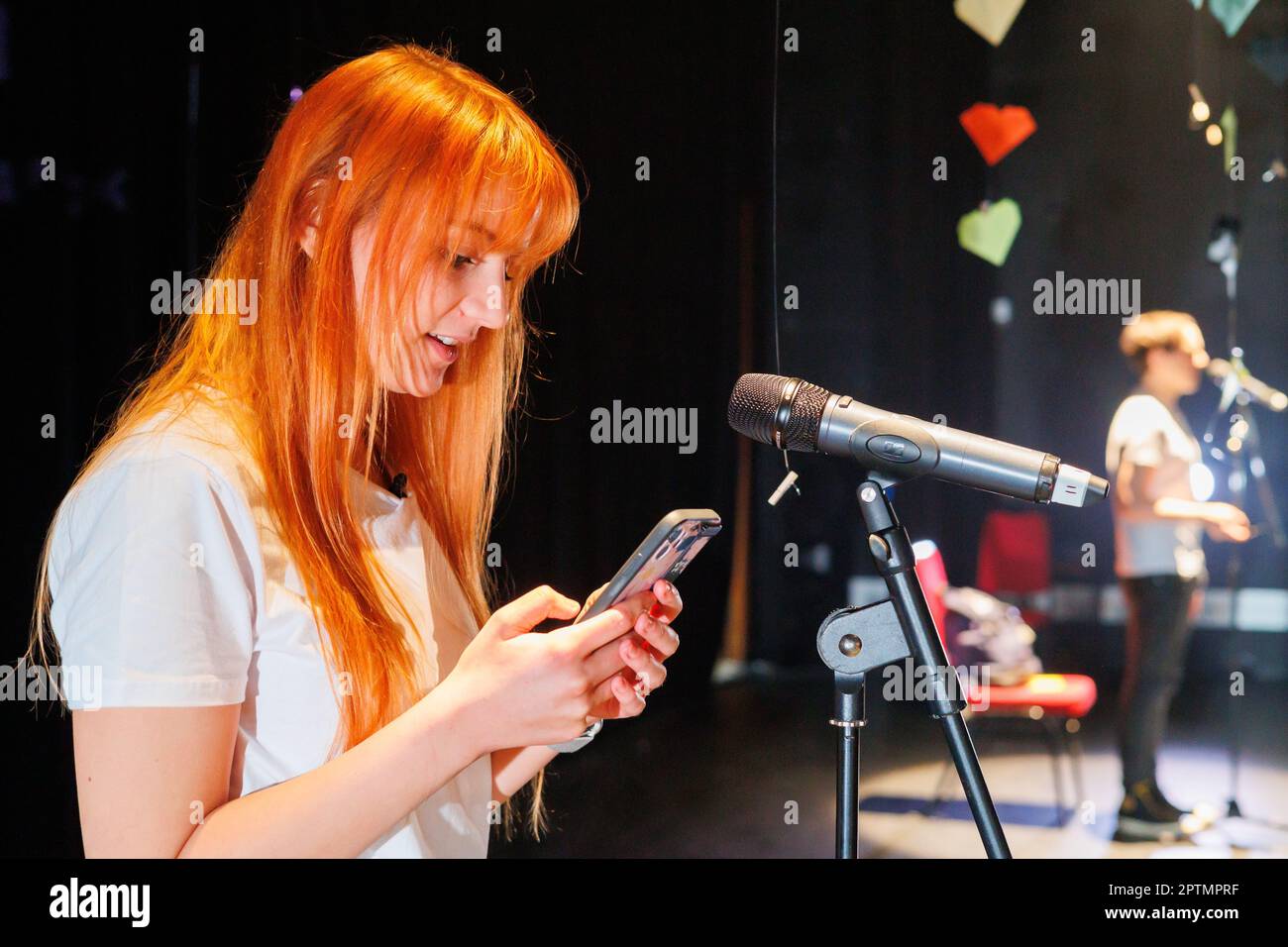 Zoe Croft, attore. Foto scattata al rehersal finale per L'ATTO: Volume uno, una serie di opere originali scritte e sviluppate in risposta alle esperienze e alle osservazioni dei giovani sulle relazioni sane attraverso laboratori partecipativi nelle scuole. Le opere sono state eseguite dalla Cherwell Theatre Company. Foto Stock