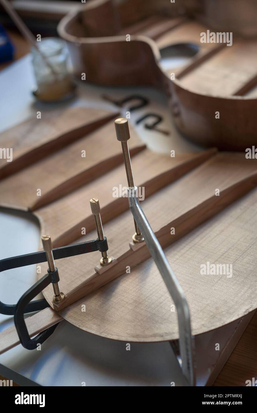 Chitarra incompiuta in officina Foto Stock