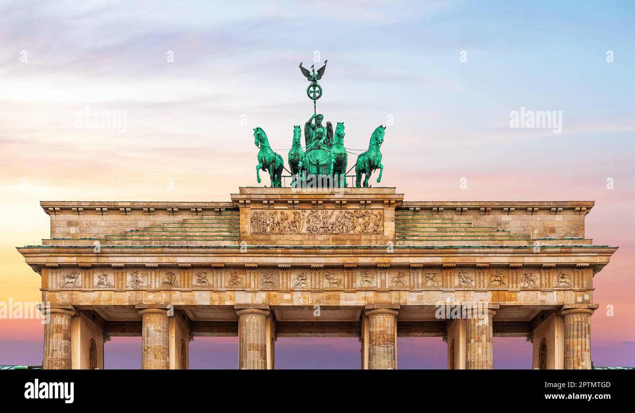 Porta di Brandeburgo o Brandenburger Tor all'alba, Berlino, Germania. Foto Stock