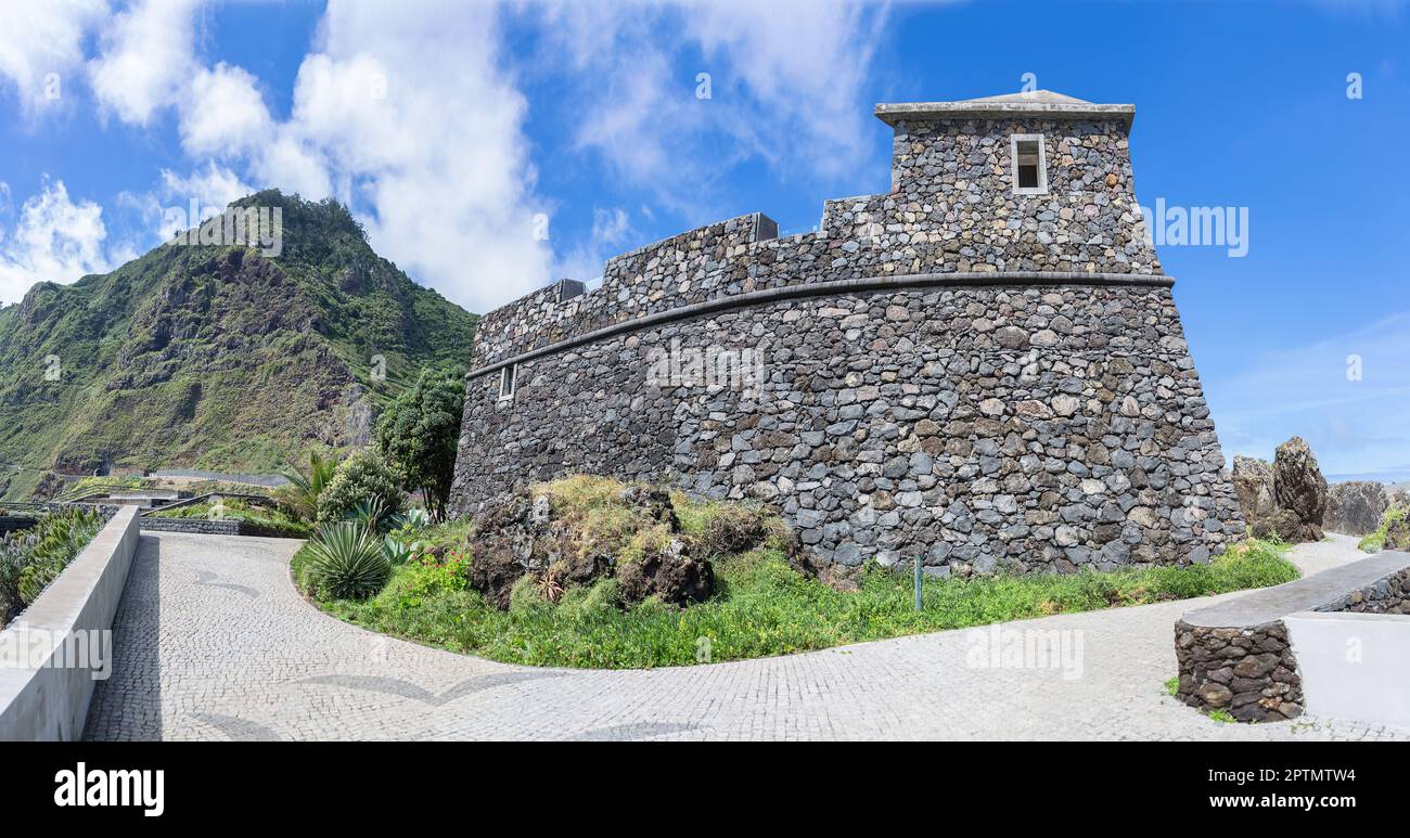 Isola di Madeira Portogallo - 04 19 2023: Vista panoramica del Forte di San João Baptista , un edificio storico e militare nel centro del villaggio o Foto Stock