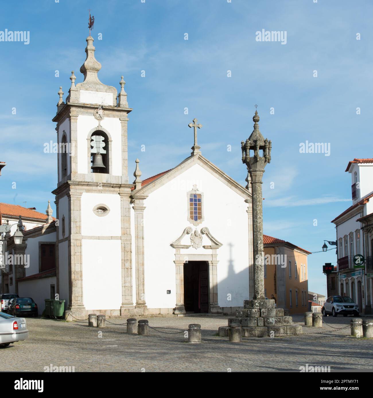 Vista della chiesa di San Pietro in Trancoso, Portogallo. Pelhourinho di pietra Foto Stock