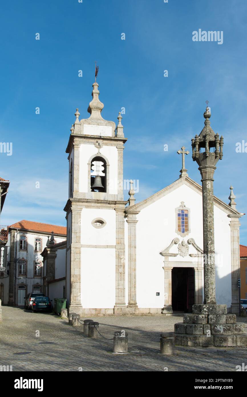 Vista della chiesa di San Pietro in Trancoso, Portogallo. Pelhourinho di pietra Foto Stock
