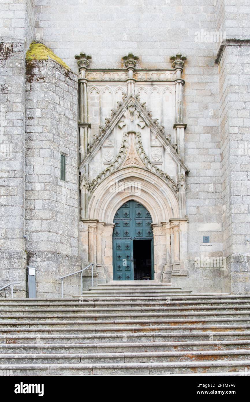 Ingresso principale alla cattedrale di Guarda, in Portogallo. Stile gotico. Foto Stock