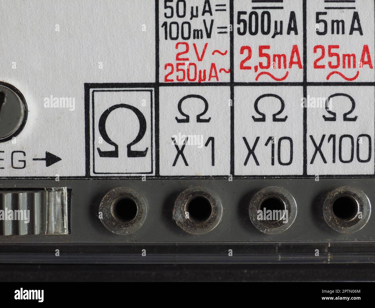 simboli elettrici su uno strumento di misurazione analogico con multimetro d'epoca Foto Stock