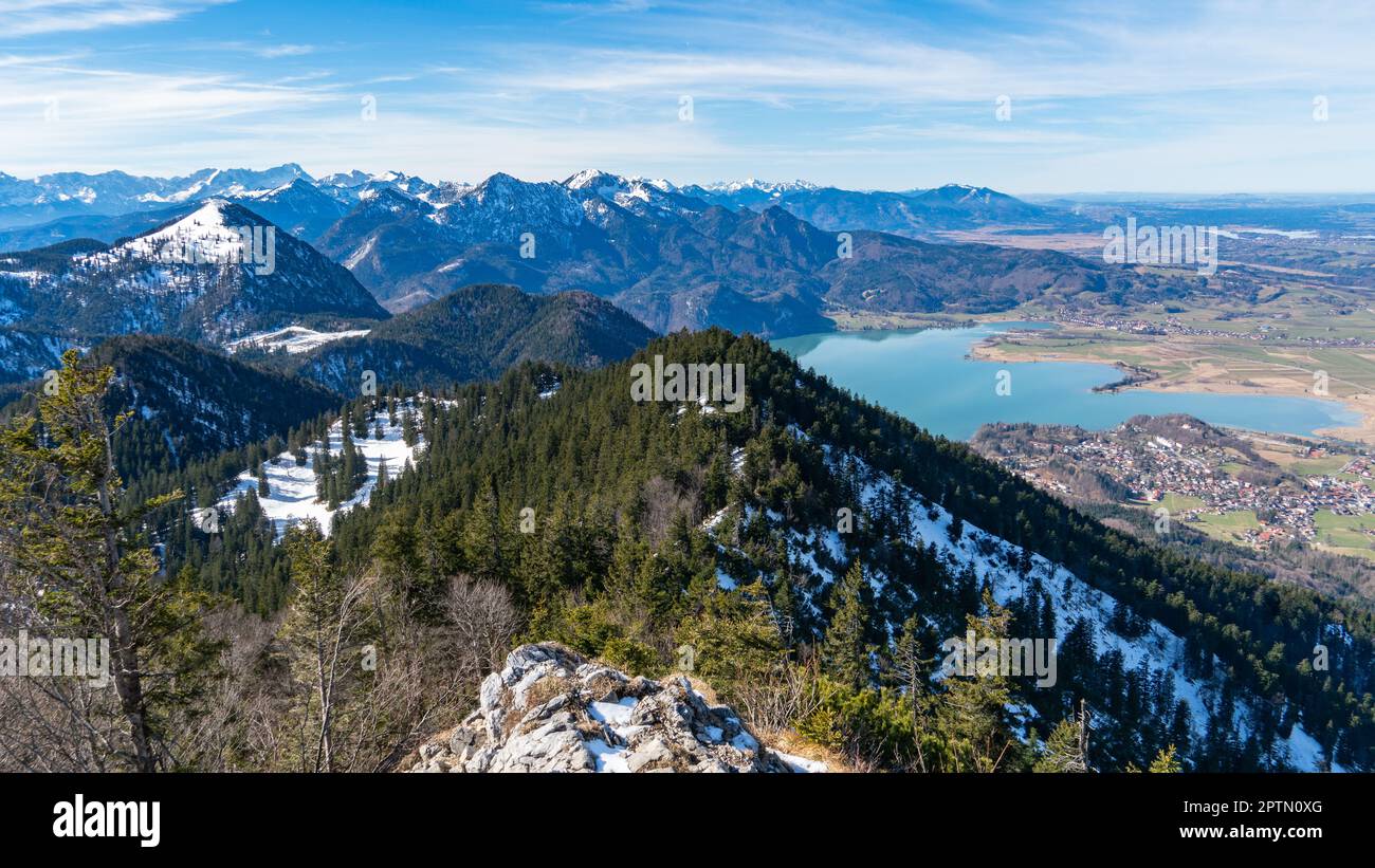 Lago di Kochel visto dalla montagna Rabenkopf nelle Alpi Bavaresi Foto Stock