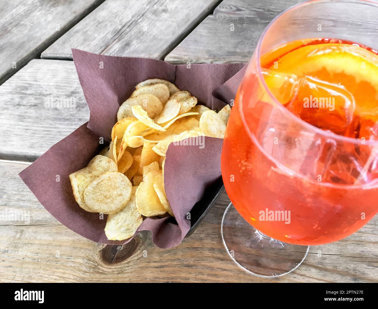 Spritz Aperol con patatine fritte, per un perfetto pre-cena. Classico aperitivo italiano. Foto Stock