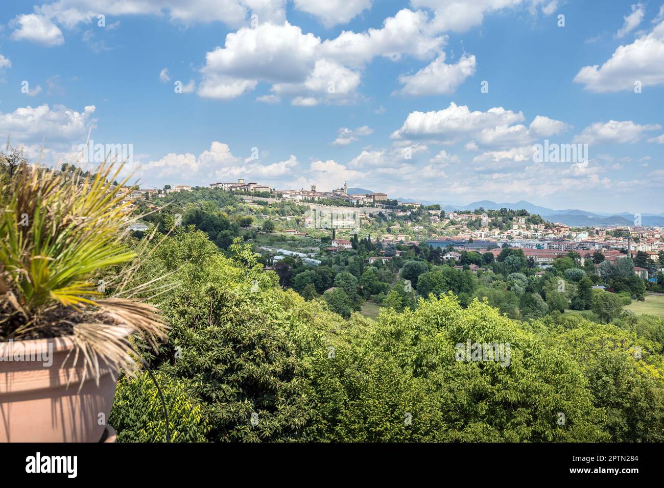 Bergamo. Città nuova e vecchia. Città in basso e in alto. Una delle più belle città d'Italia. Lombardia. Paesaggio sulla città vecchia durante una meravigliosa giornata blu. B Foto Stock