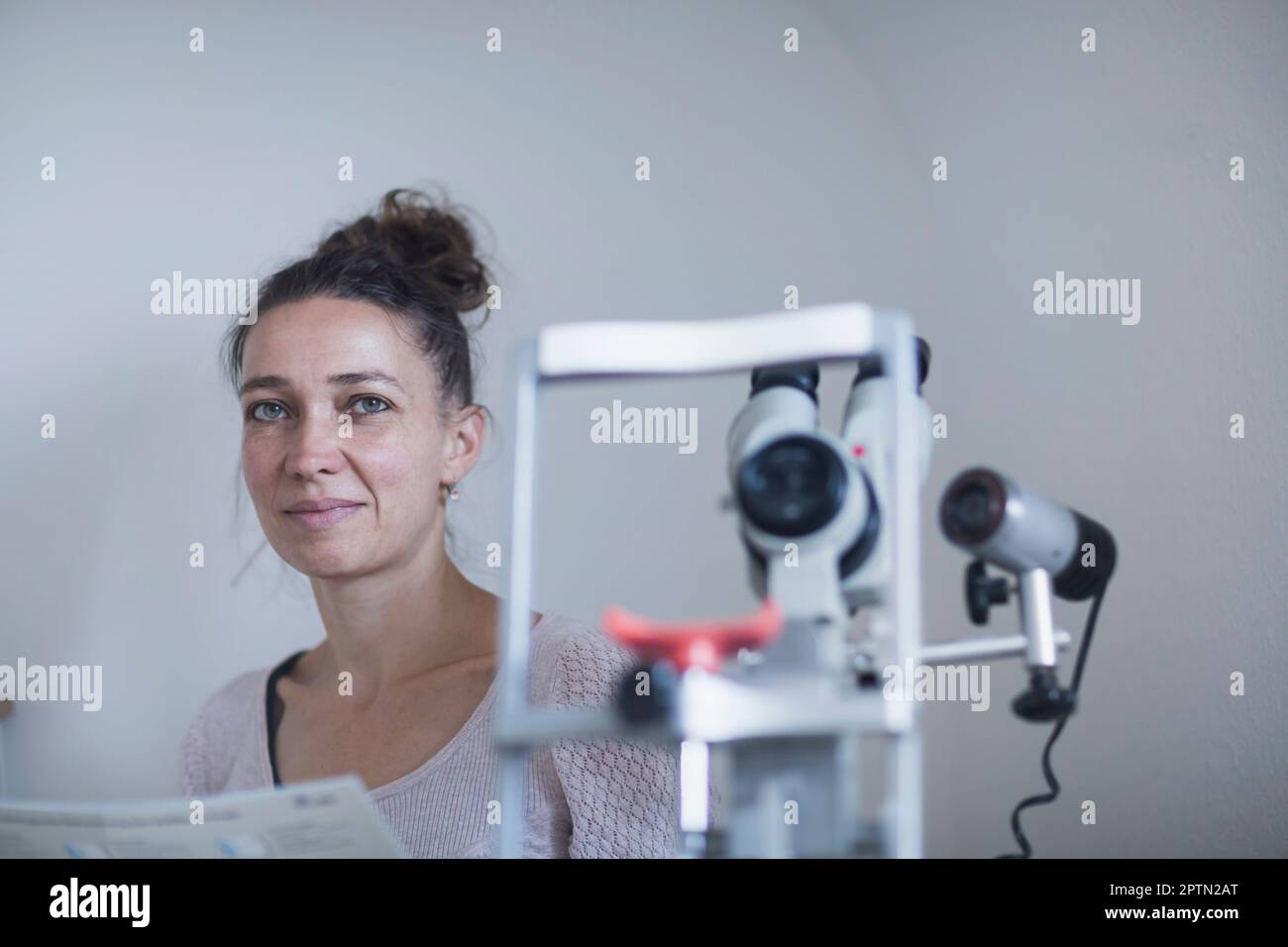 Guaritrice al microscopio, Friburgo in Breisgau, Baden-Württemberg, Germania Foto Stock
