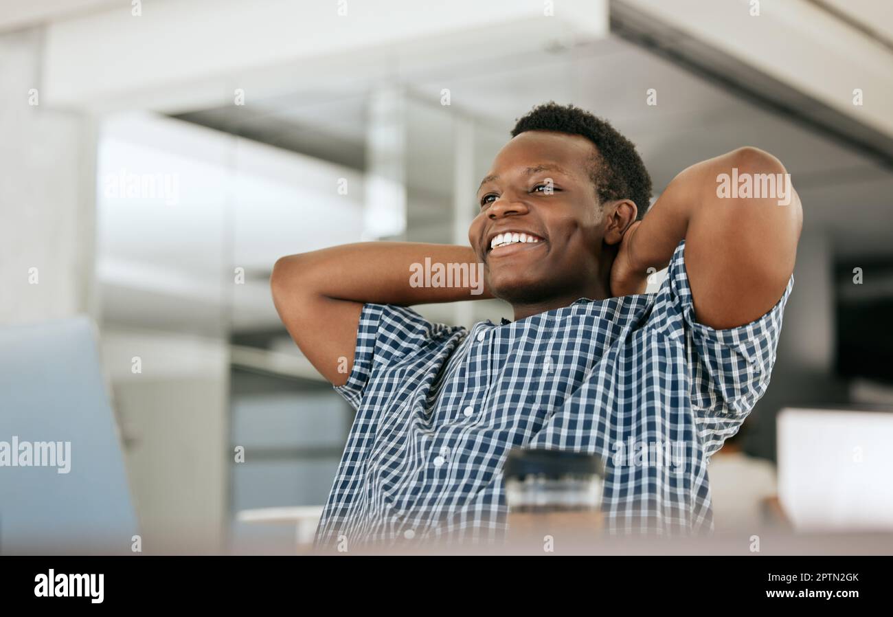 Laptop, uomo d'affari e uomo nero si rilassano in ufficio dopo aver completato il progetto o l'attività. Pensare, riposare o felice maschio dalla Nigeria in pausa dopo duro Foto Stock