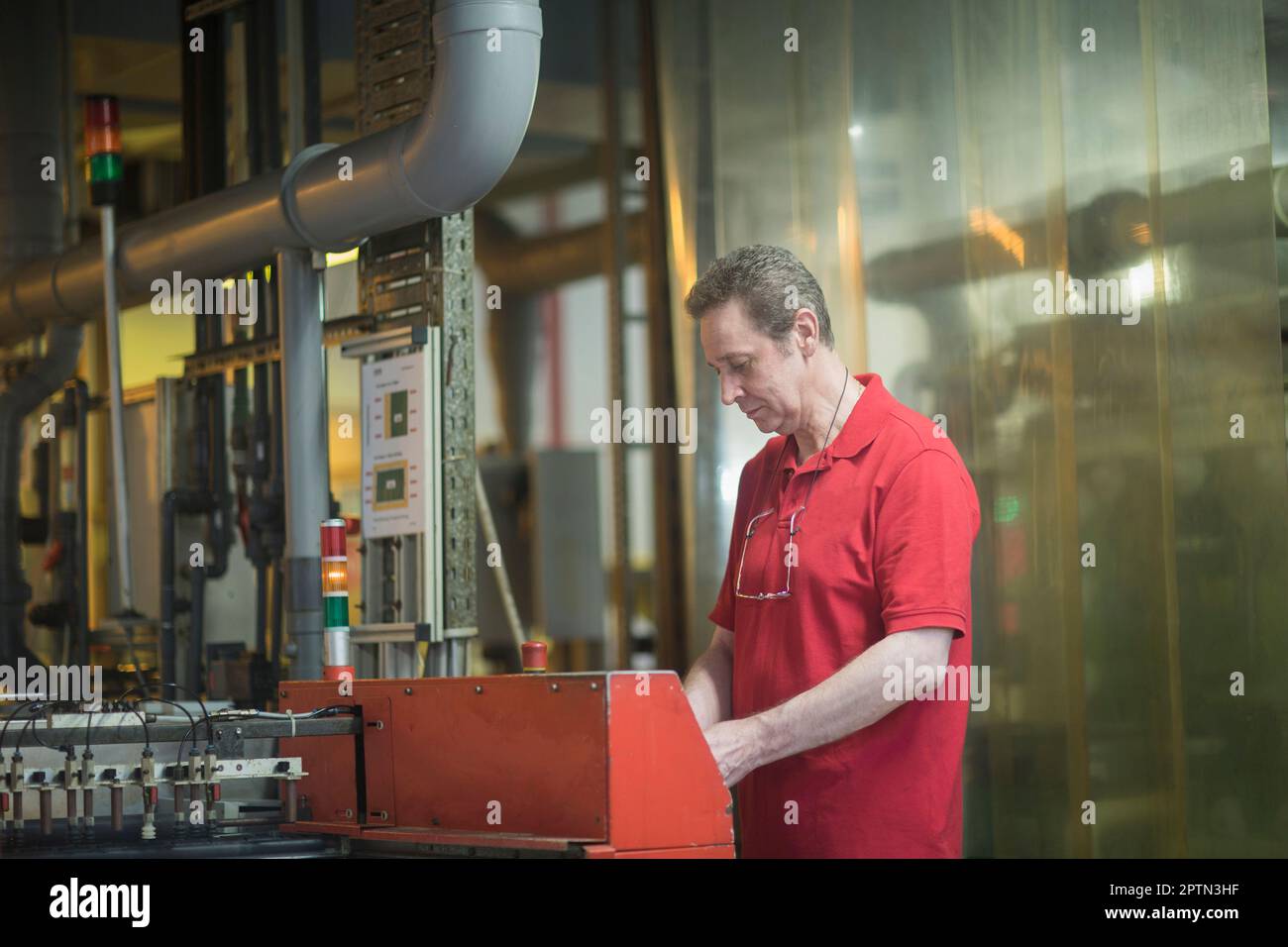 Ingegnere maschile che lavora nell'industria, Hannover, bassa Sassonia, Germania Foto Stock