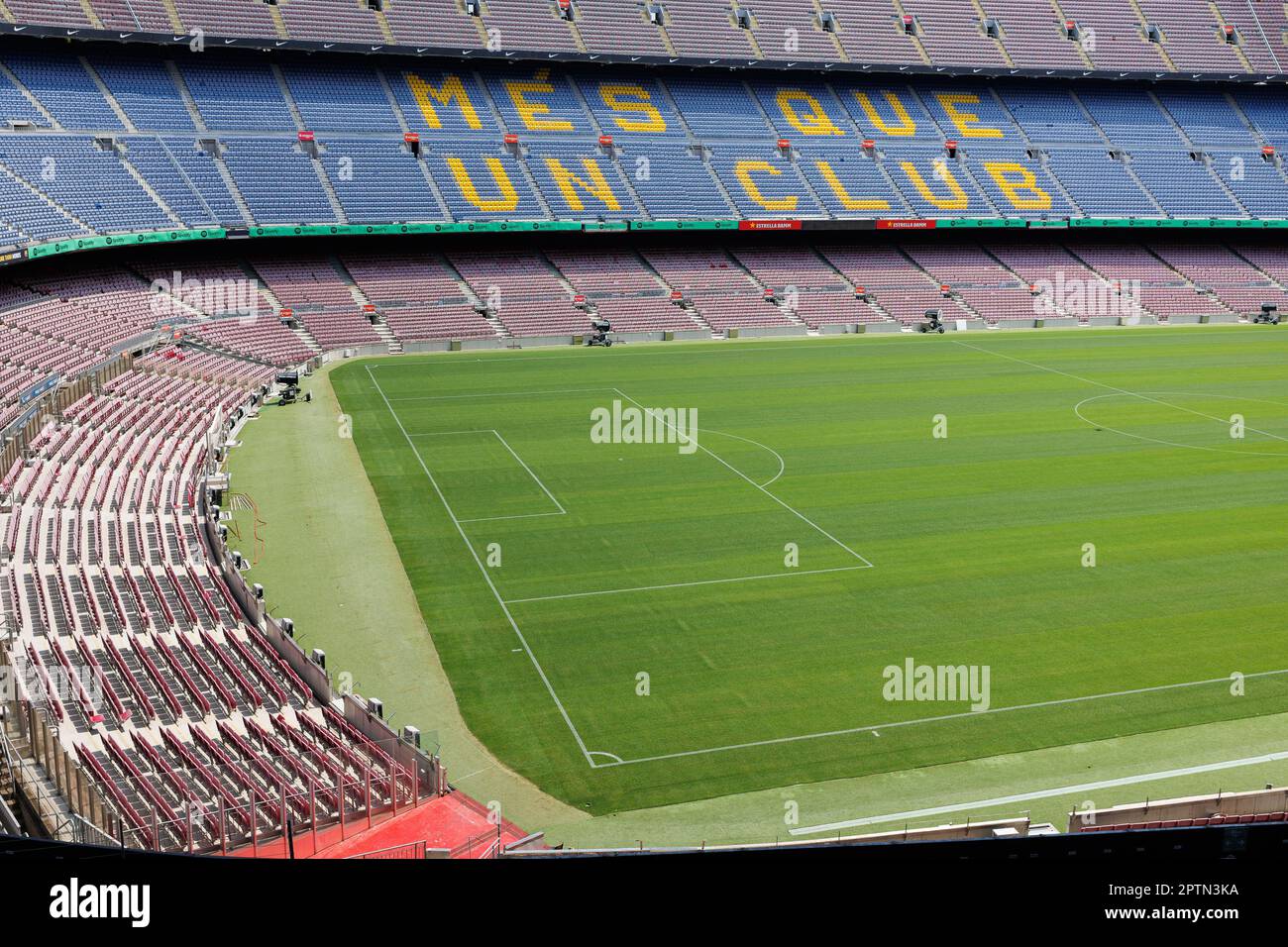 Vista dai posti più alti della F.C. Stadio di calcio di Barcellona, Camp Nou, Spagna. Foto Stock