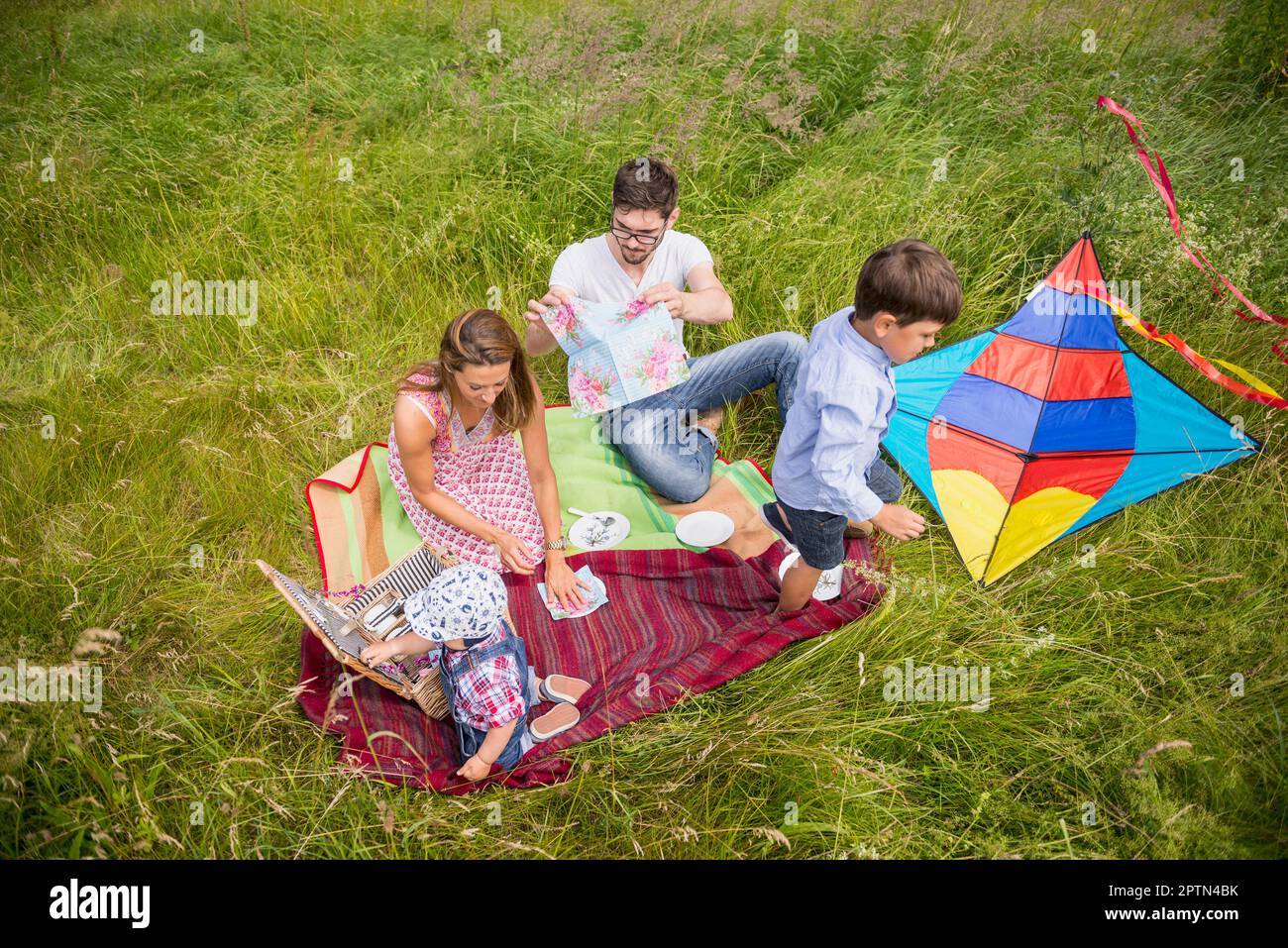 Direttamente sopra lo scatto di famiglia nucleare godendo il picnic nella campagna, Baviera, Germania Foto Stock