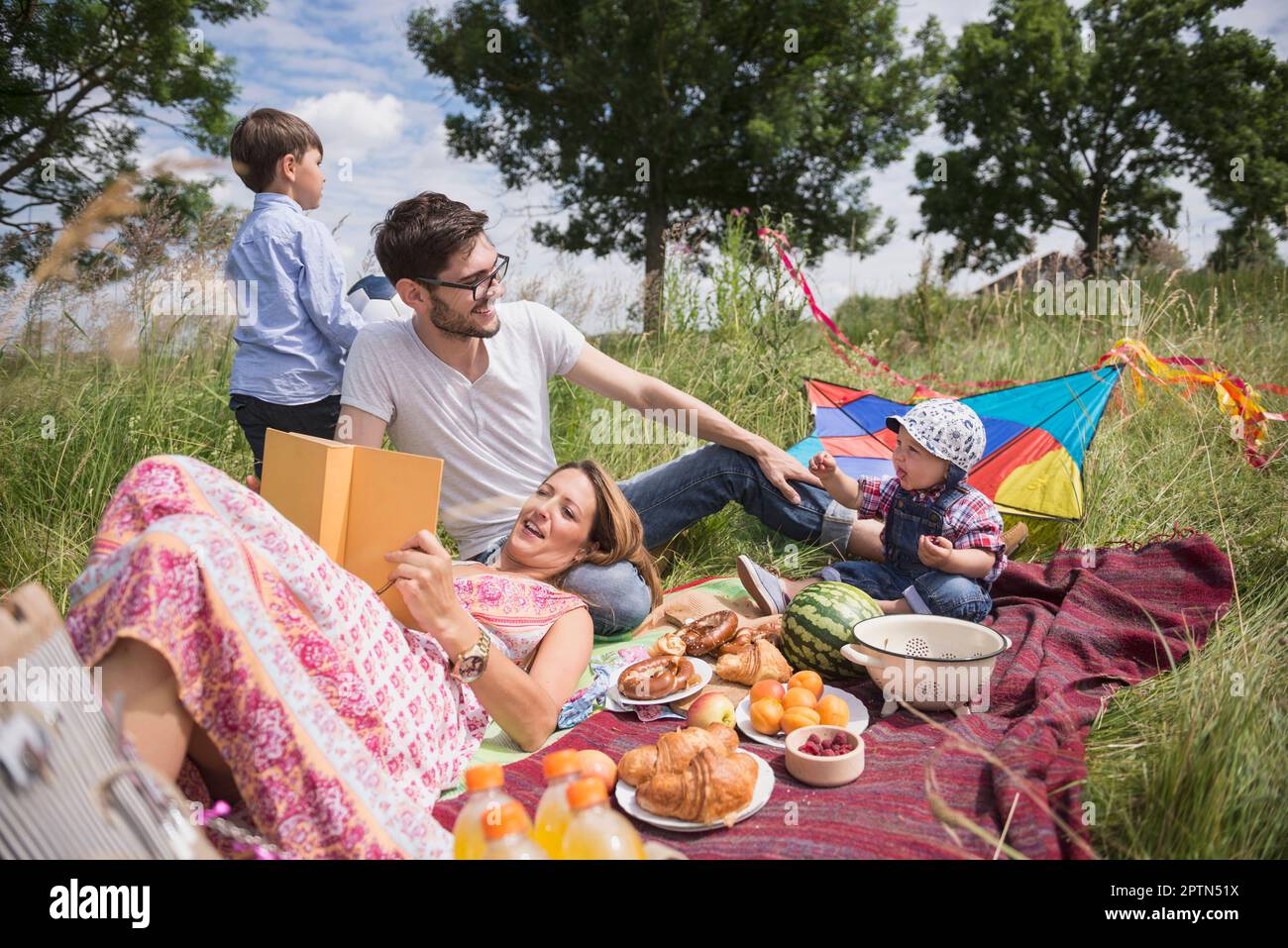 Famiglia godendo pic-nic in campagna, Baviera, Germania Foto Stock