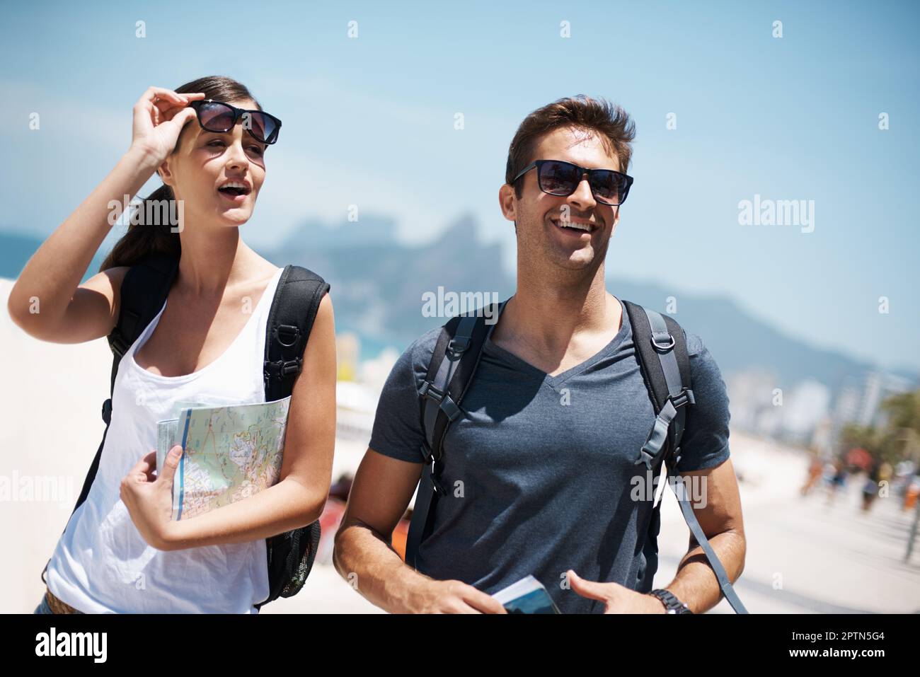 Ora thats qualcosa che non vedete ogni giorno. una giovane coppia che camminava giù per una spiaggia Foto Stock